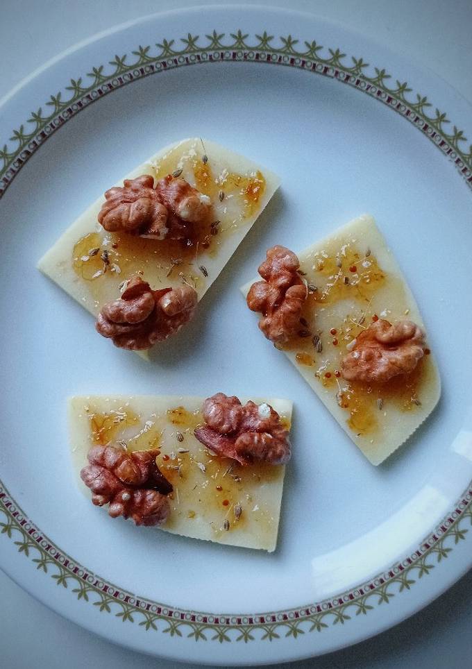 Новорічна пряна сирна закуска