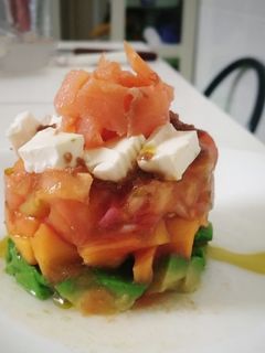 Una foto de Tartar de aguacate, tomate y papaya