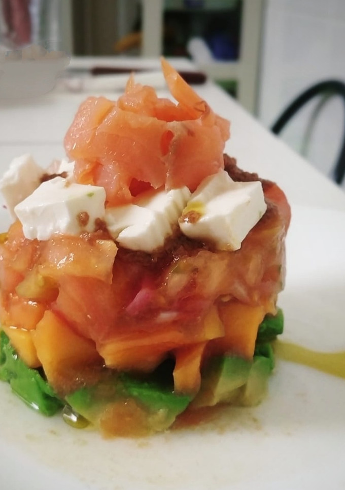 Una foto de Tartar de aguacate, tomate y papaya
