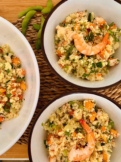 Una foto de Tabulé de langostinos con nísperos y edamame