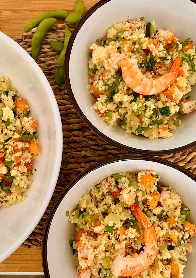 Una foto de Tabulé de langostinos con nísperos y edamame