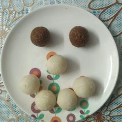 A picture of Bread coconut laddus.