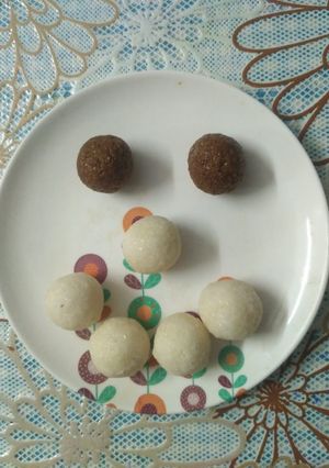 A picture of Bread coconut laddus.