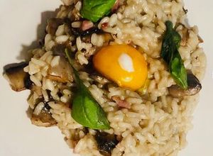Foto de Risoto de cogumelos Portobello com parmesão e gema de ovo