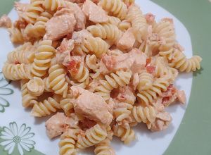 Foto de Massa com Salmão e Tomates