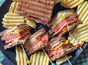 صورة لوصفة طبقات التوست بالمورتاديلا والجبنة 🥪 Club Sandwich