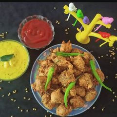 A picture of Methi Pakoda With Besan Chutney.