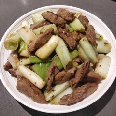 A picture of Stir-Fried Beef with Leeks.