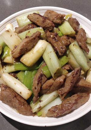 A picture of Stir-Fried Beef with Leeks.