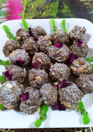 A picture of Roti k Ladoo.