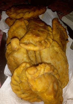 Una foto de Empanadas de carne cortadas a cuchillo