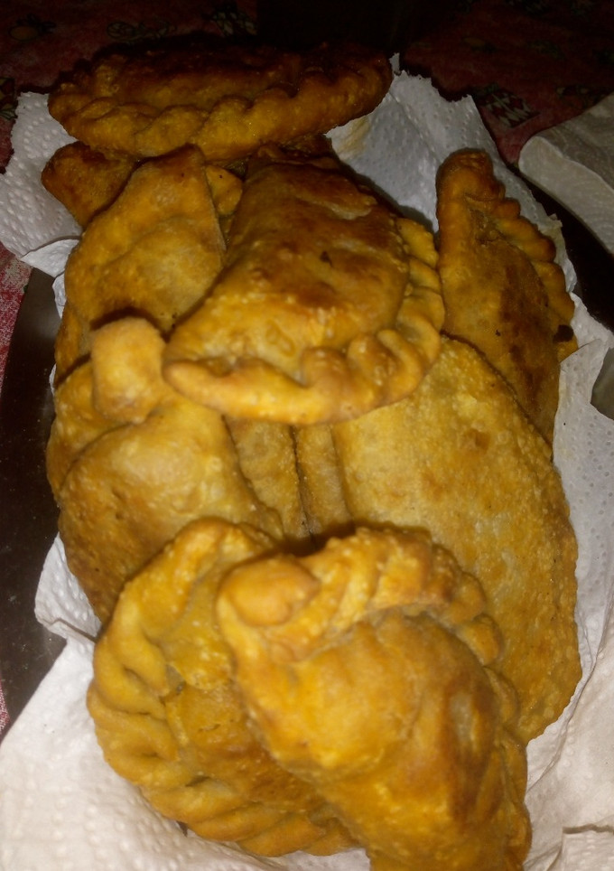 Una foto de Empanadas de carne cortadas a cuchillo