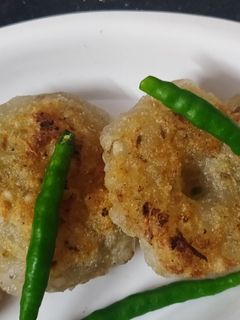साबुदाणा वडा (कमी तेलातले) (sabudana vada recipe in marathi) रेसिपी चे मुख्य फोटो