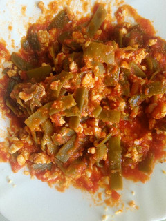 Una foto de Judías verdes con tomate y huevo duro