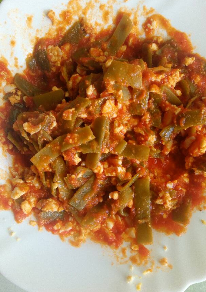 Una foto de Judías verdes con tomate y huevo duro