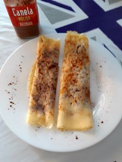Una foto de Crepes con nocilla y canela