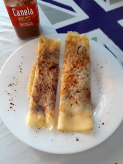 Una foto de Crepes con nocilla y canela