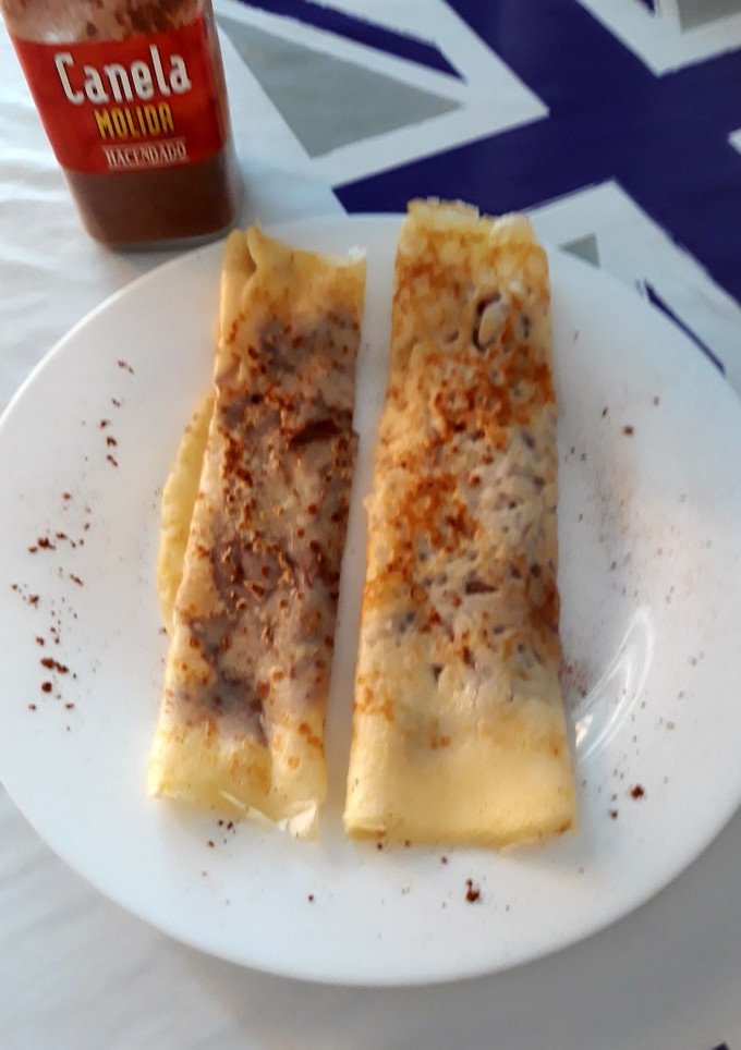 Una foto de Crepes con nocilla y canela