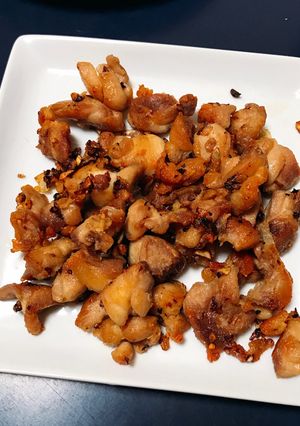 Hình của món Gà rang hành tỏi.