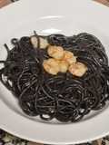 Espaguetis nero di sepia con gambas al ajillo