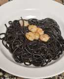 Espaguetis nero di sepia con gambas al ajillo