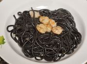 Una foto de spaghetti con gambas