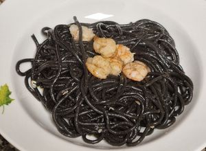 Una foto de Espaguetis nero di sepia con gambas al ajillo