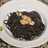 Espaguetis nero di sepia con gambas al ajillo