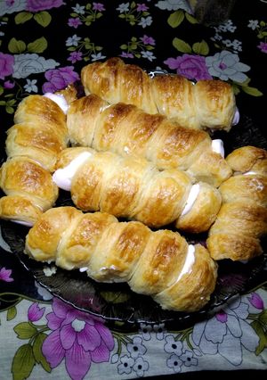A picture of Cream Rolls.