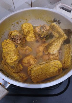 Foto resep Ungkep Ayam dan Tempe Bumbu Kuning
