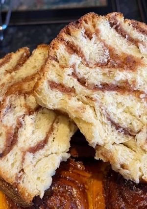 O poză a rețetei Cozonac Unguresc în formă de tort😊umplut cu cremă de nucă și migdale 😋.