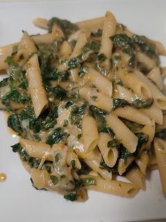 Una foto de Macarrones con espinacas y queso
