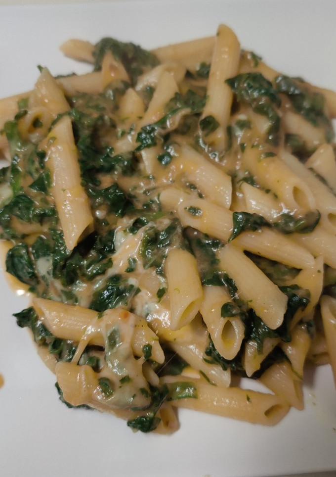 Una foto de Macarrones con espinacas y queso