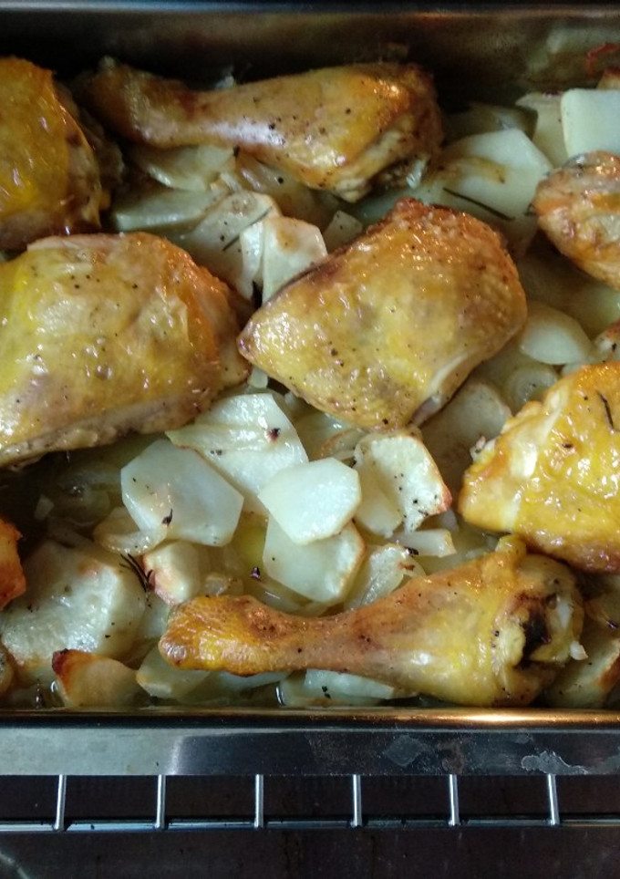 Una foto de Pollo al horno con patatas