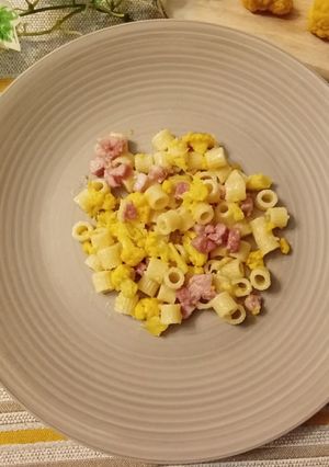 Foto di Ditaloni rigati pancetta croccante e cavolfiore giallo