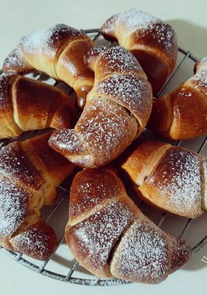 Une photo de Croissants briochés fourrés au chocolat ☕🥐🍫