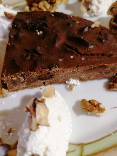 Foto di Castagnaccio, con crema di ricotta e fichi secchi ripieni di noci