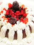 Budino al cioccolato con frutti di bosco e panna