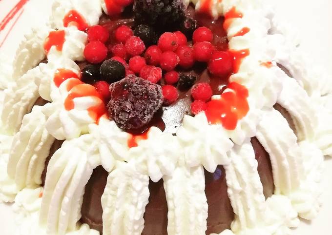 Guida passo passo a Fai Premiato Budino al cioccolato con frutti di bosco e panna