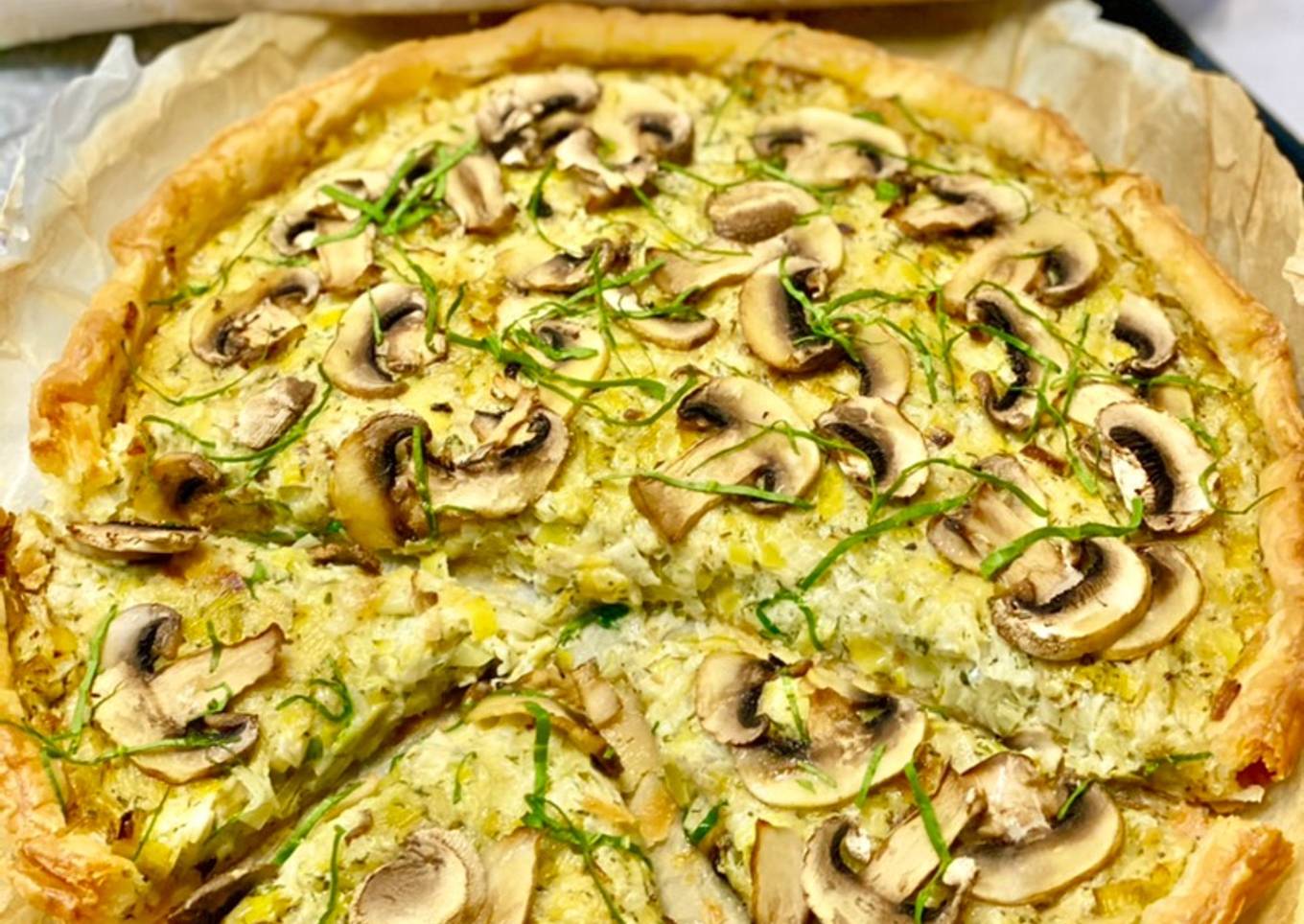 Tarte fine aux poireaux et champignons