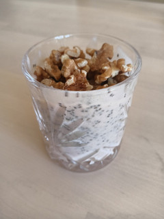 Una foto de Yogur con chía y nueces