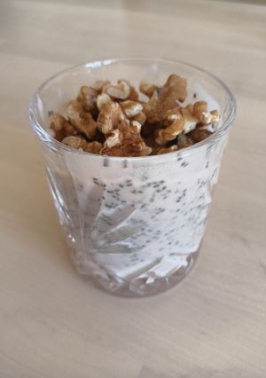 Una foto de Yogur con chía y nueces
