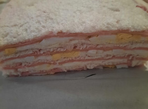 Una foto de Sándwich de miga con huevo, parmesano y jamón