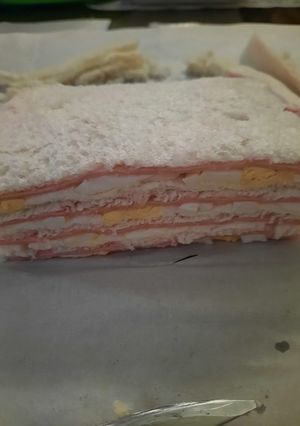Una foto de Sándwich de miga con huevo, parmesano y jamón