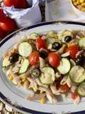 Pasta fredda integrale, con tonno mais olive nere, pomodorini, zucchina a fette sottili e mandorle