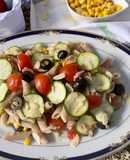 Pasta fredda integrale, con tonno mais olive nere, pomodorini, zucchina a fette sottili e mandorle