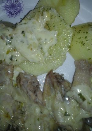 Una foto de Alitas con papa y crema