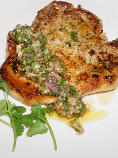 Una foto de Chuletas de cerdo con salsa de cilantro