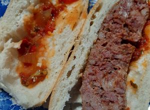 Una foto de Chorizo con salsa en caldero