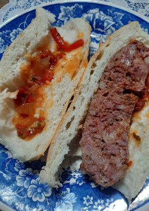 Una foto de Chorizo con salsa en caldero